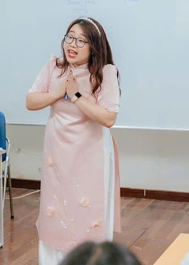 Cô Nguyễn Hà Trang đứng lớp