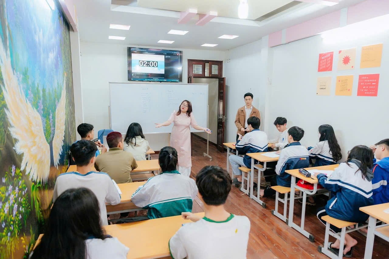 Cô Hà Trang đứng lớp IELTS
